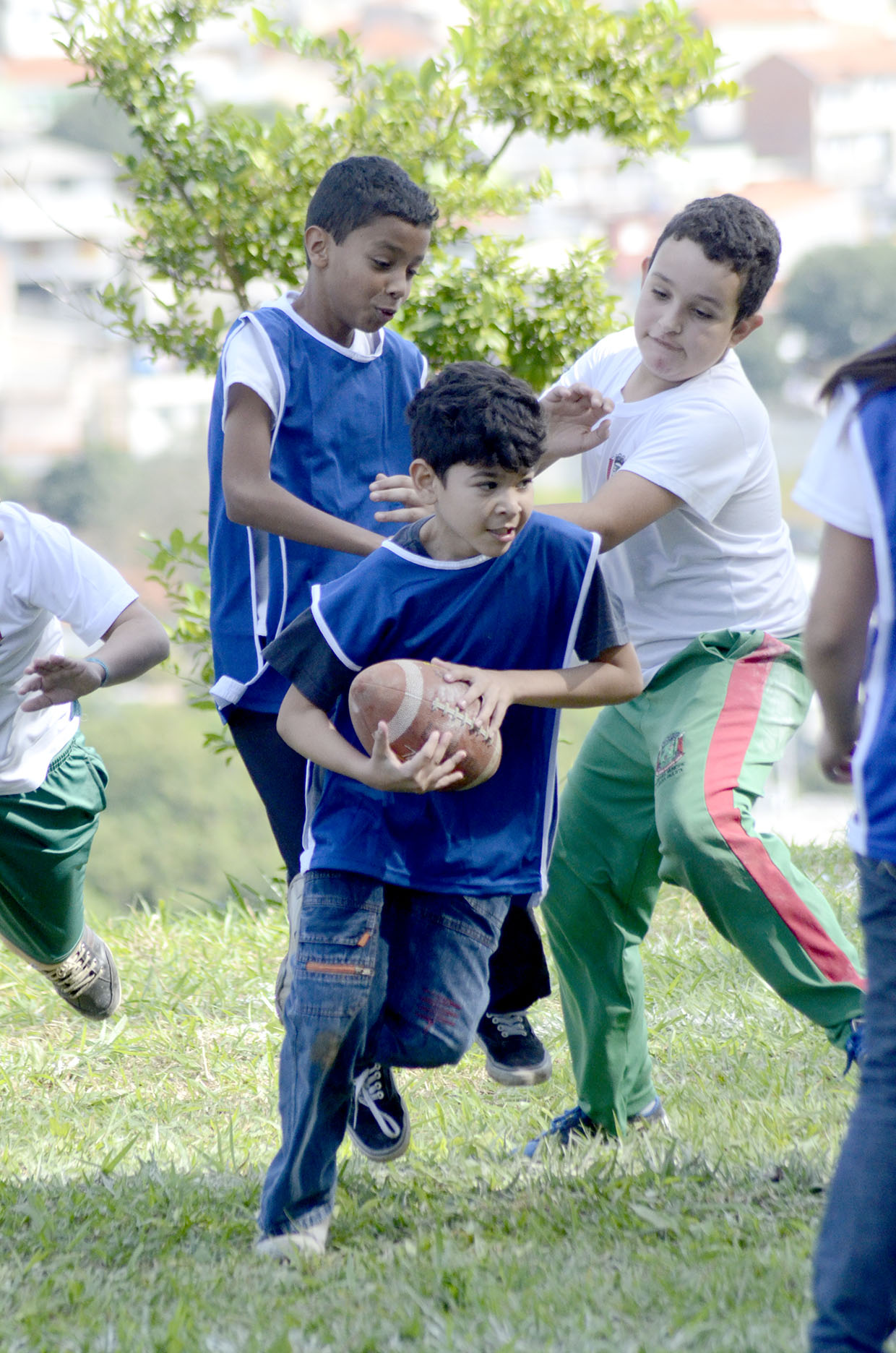 É melhor o estudante em sala de aula de que jogando bola na rua