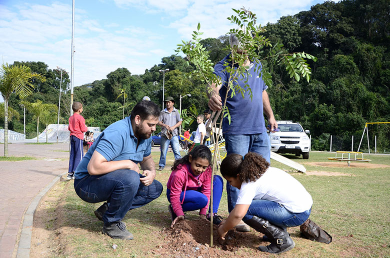 Amigos Do Meio Ambiente Ajudando A Preservar A