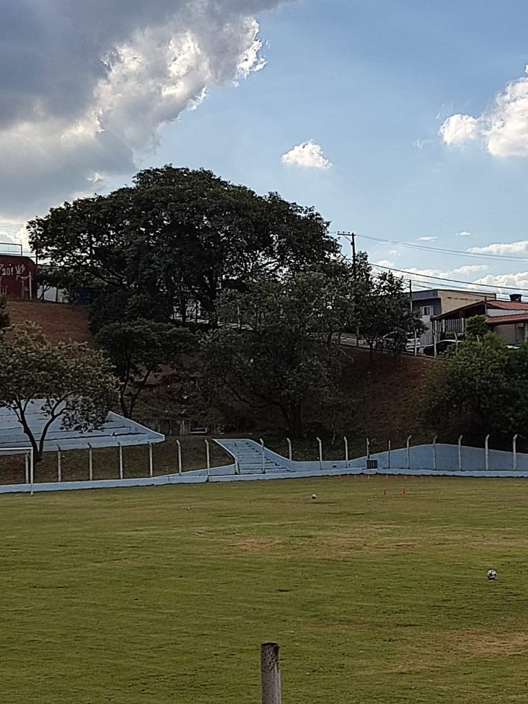 Prefeitura realiza melhorias no campo de futebol do Distrito de