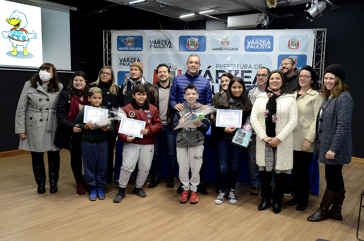 Prefeitura premia alunos vencedores de concurso do projeto Recicladores, conscientização sobre importância da reciclagem de óleo de cozinha