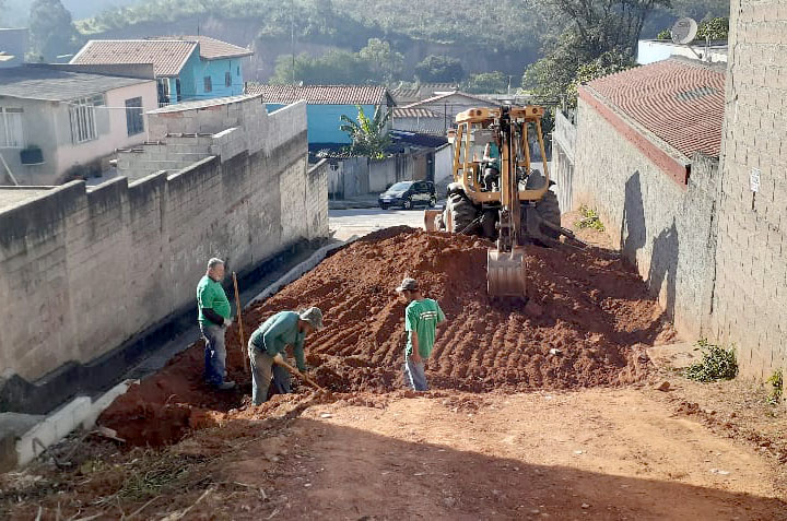 Prefeitura realiza reforma de vielas no Jardim Bertioga e limpeza na Marginal do Rio Jundiaí