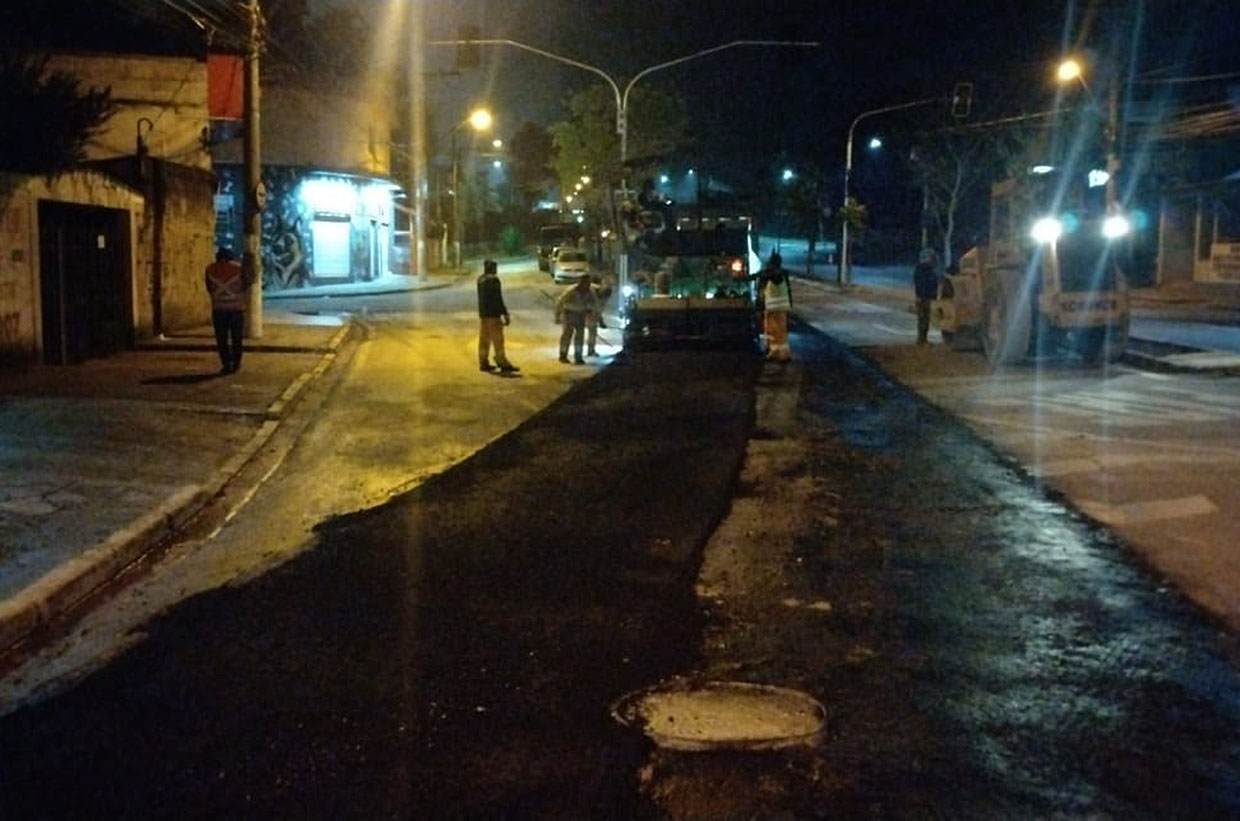 Trecho crítico da Avenida Duque de Caxias está recebendo reforço de base do pavimento
