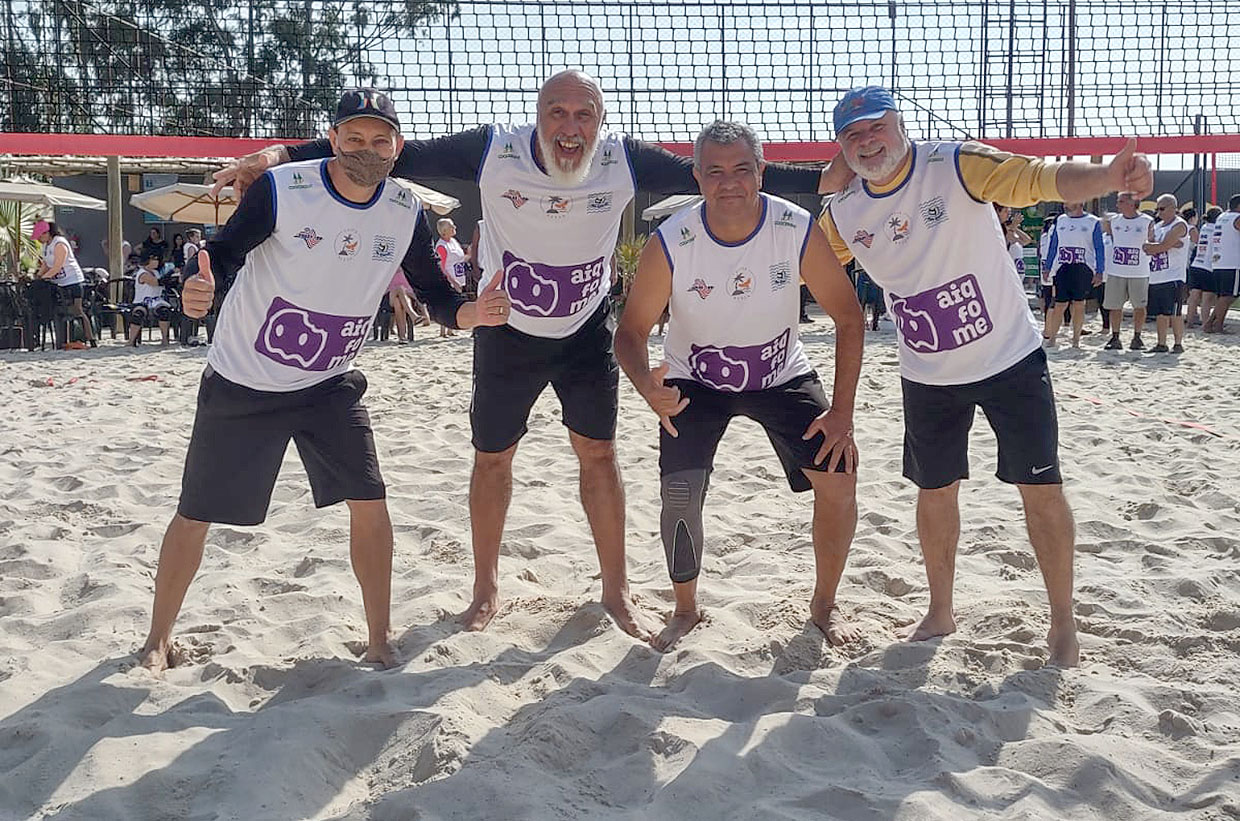 Atletas varzinos participam de campeonato de vôlei na areia