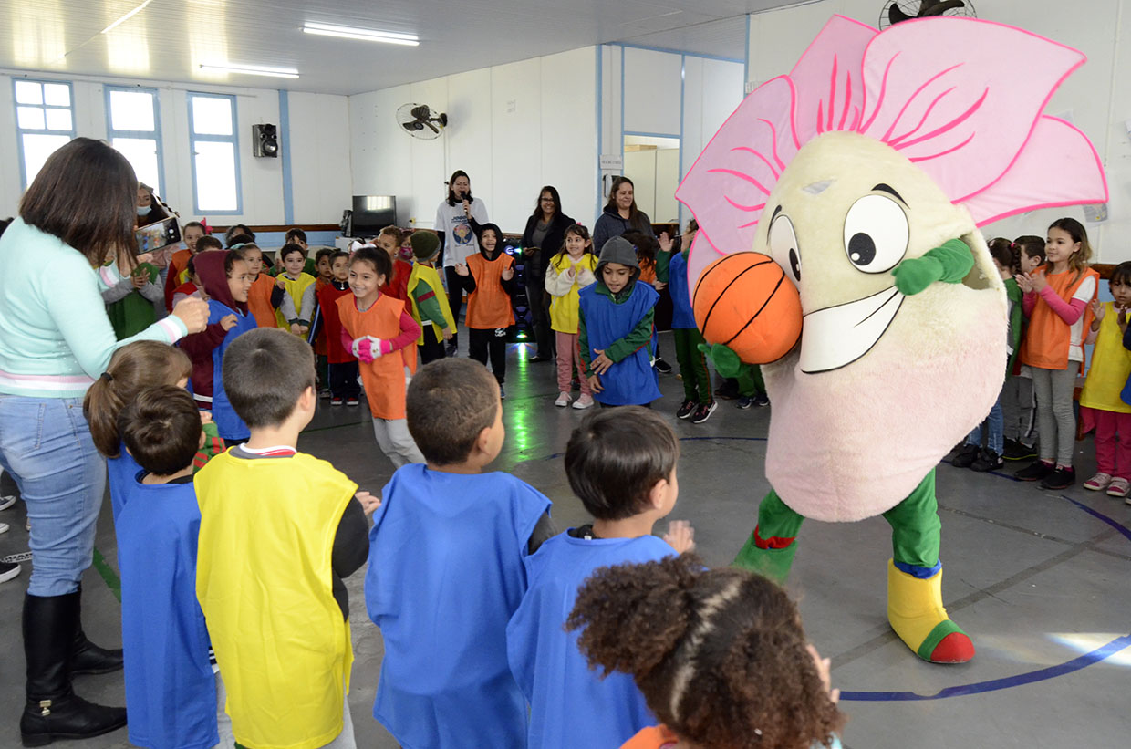 Mascote dos Jogos Escolares 2022 se apresenta nas escolas municipais