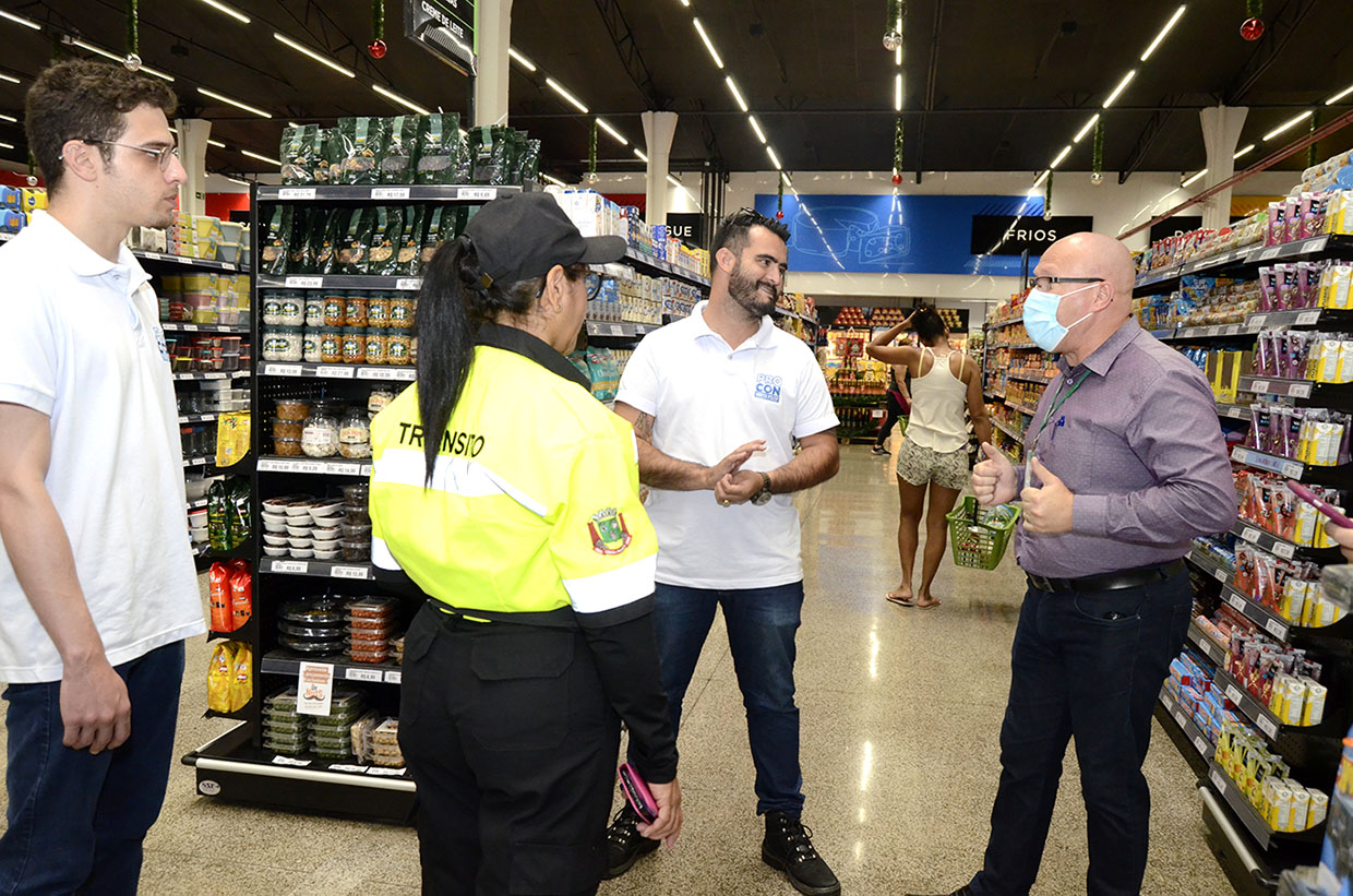 Procon e Unidade de Trânsito promovem operação de orientação em supermercados