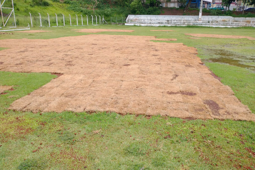 Prefeitura realiza melhorias no campo de futebol do Distrito de