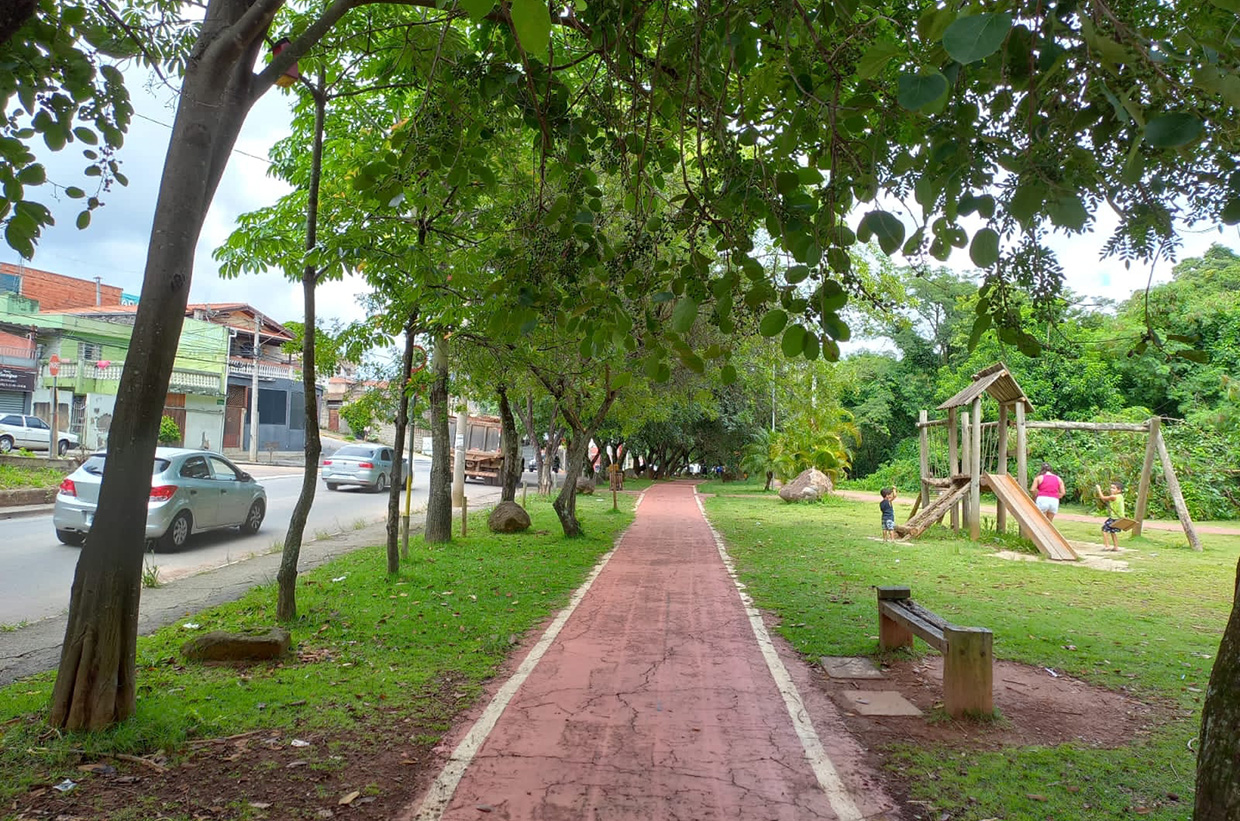 Prefeitura realiza manutenção e limpeza no Parque Chico Mendes