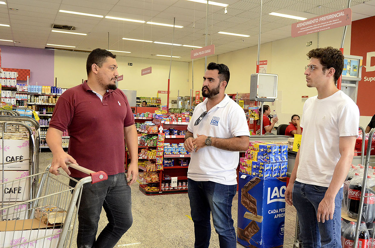 Procon promove ação de orientação em supermercado