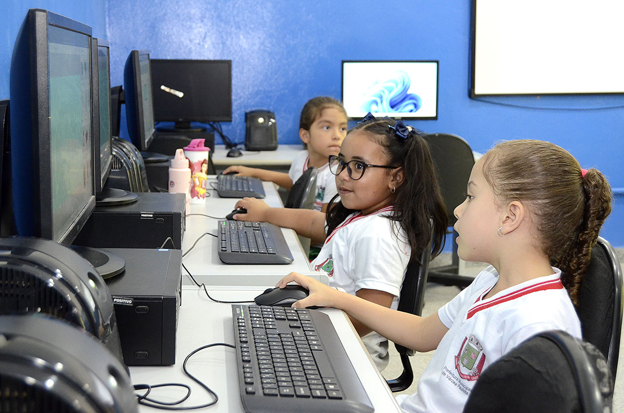 Lousa digital já traz benefícios a aulas de informática da escola São Miguel Arcanjo