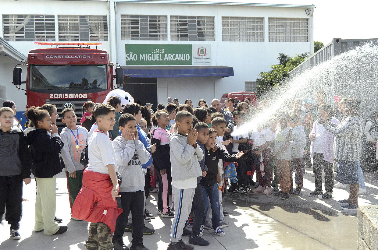 CEMEB São Miguel Arcanjo recebe formatura do programa Bombeiro na Escola