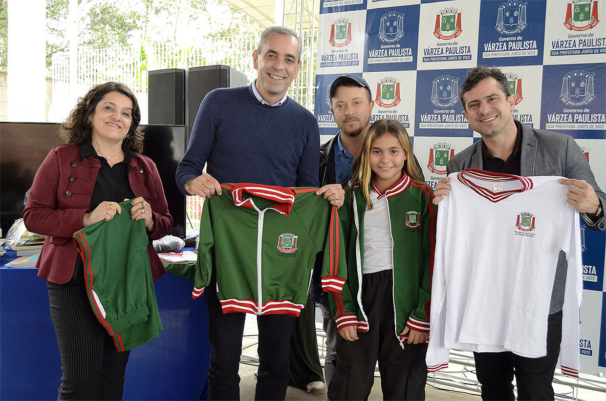 Prefeitura entrega uniformes de inverno para alunos da CEMEB São Miguel Arcanjo