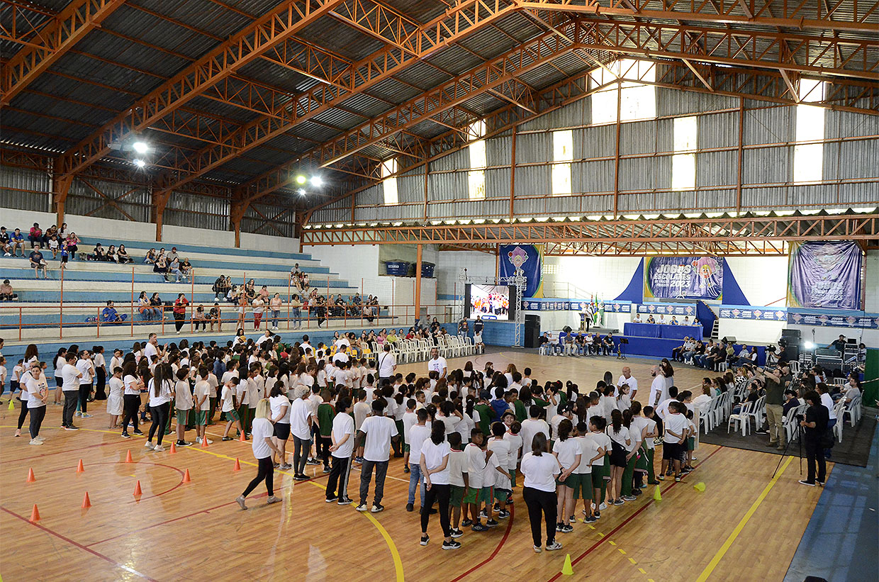 VOLEI DE QUERÊNCIA VENCE NA ABERTURA DOS JOGOS ESCOLARES QUE LOTA O GINÁSIO  E APRESENTA NA MÚSICA A TRADIÇÃO E O MODERNO DA CIDADE.