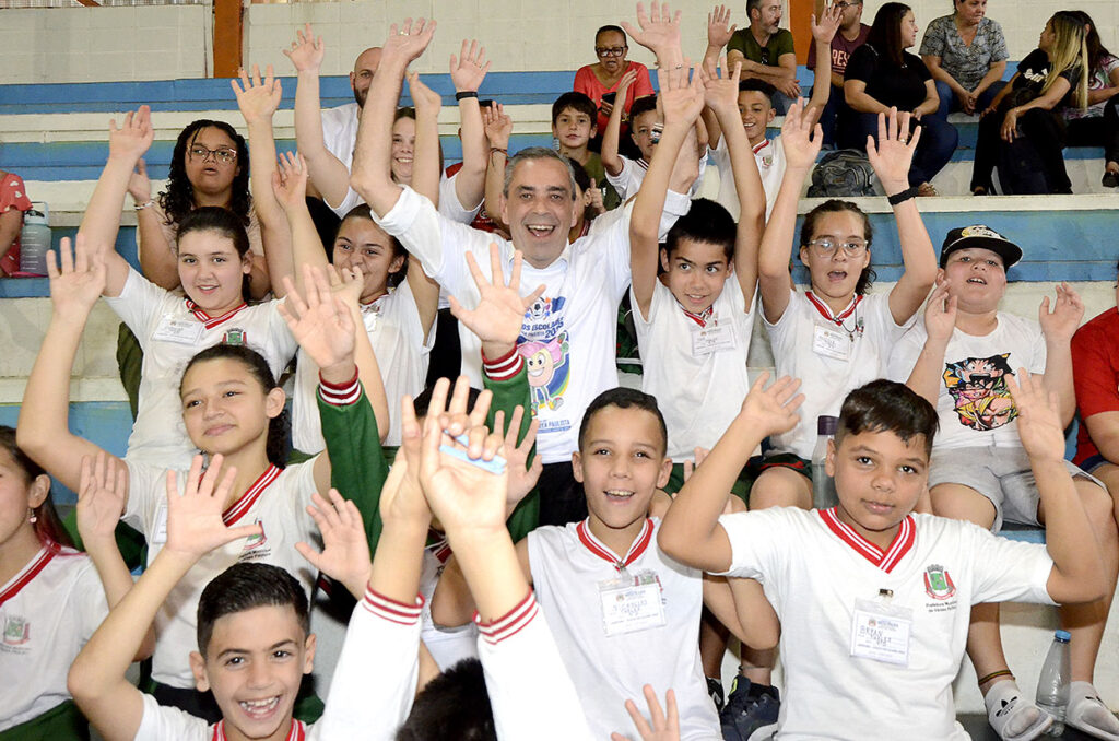 Alunos de escola municipal se empolgam com visita das mascotes do