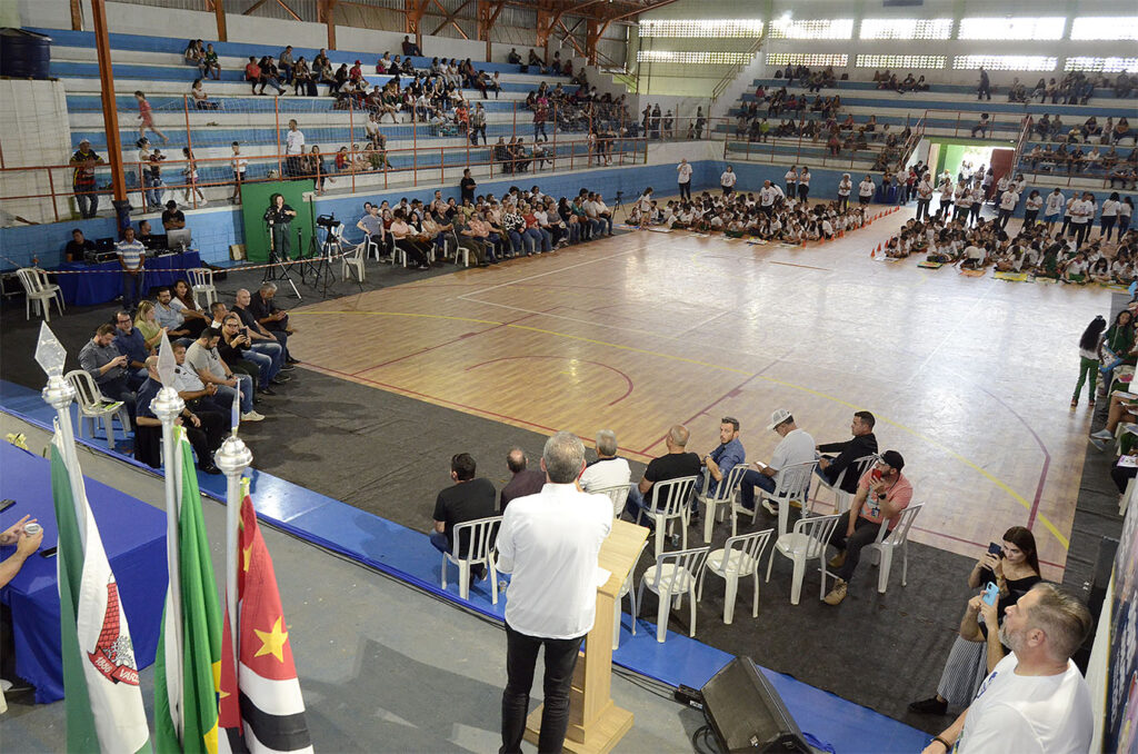 Alunos de escola municipal se empolgam com visita das mascotes do