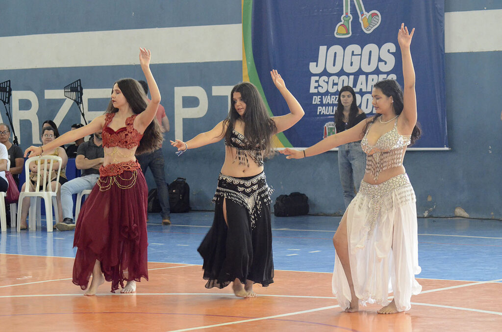 NOVA XAVANTINA ABRE OS JOGOS ESCOLARES COM DANÇA, MÚSICA, RAIO LASER E  CELEBRAÇÃO À COPA DO MUNDO.