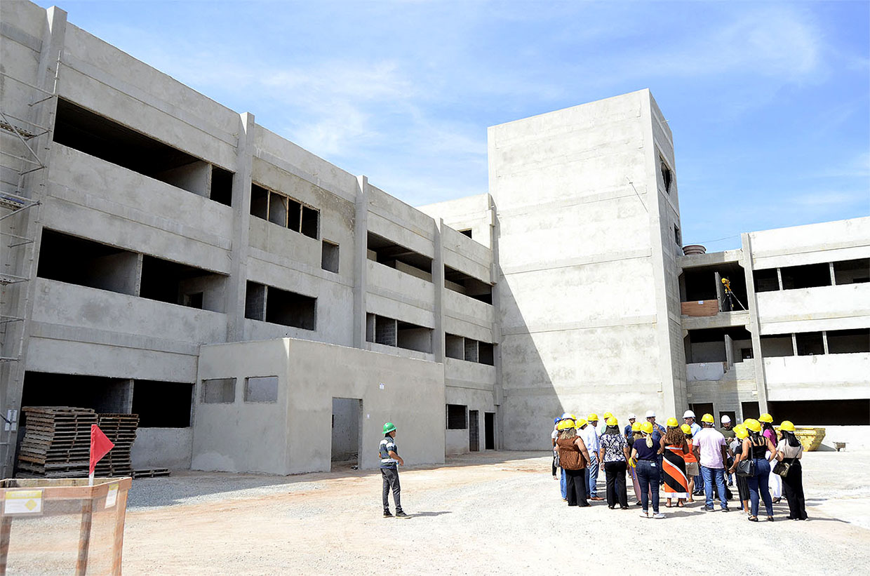 Diretora Regional de Saúde do Governo Estadual visita construção do novo hospital